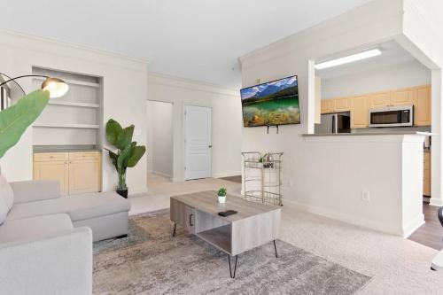 Cary Apartment | Upscale King 2BR Suite Mins to Downtown Raleigh!