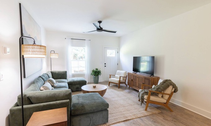 Central Apartment | Upscale Lodge Sleeps 9 Dog Friendly Near CU