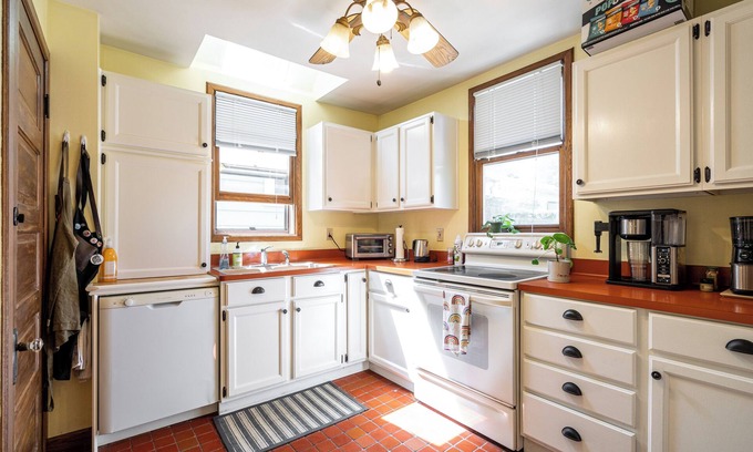 Bay View Apartment | Upscale Lower Steps From Lake Michigan! lower NY