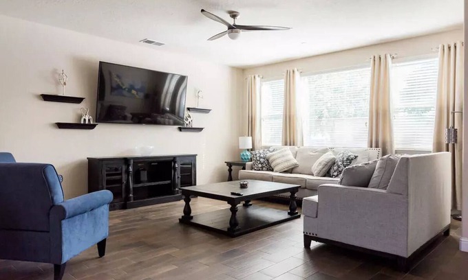 Raisin House | Upscale Modern Home★ King Bed★ Garage Parking★ Sanitized★ Long Stays