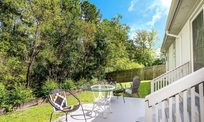 East Arlington House | Upscale~Modern~Pad. King~Sleeps 9~By Mayo&Beach~Pet