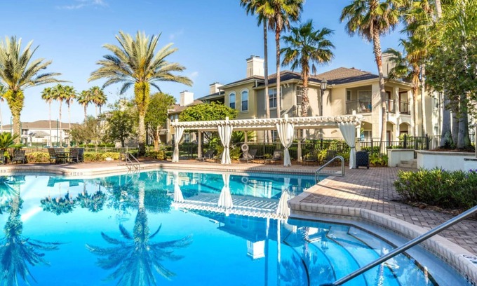 Southside Apartment | Upscale Modern Resort-style Retreat Great Location
