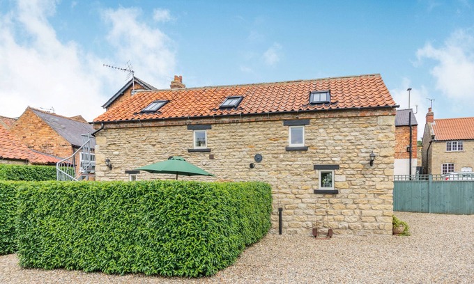 Snainton Cottage | UPSTAIRS DOWNSTAIRS COTTAGE, pet friendly, with a garden in Snainton