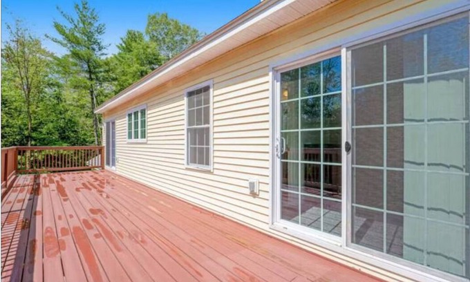 Jeffersonville Apartment | Upstairs unit- sleeps 4- minutes to Smugglers Notch Ski resort!