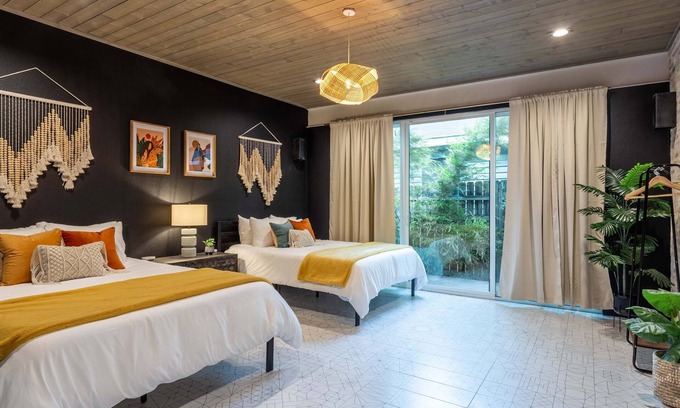 East Cesar Chavez House | Upstay - Pristine Pool Palace - 7min to Rainey St