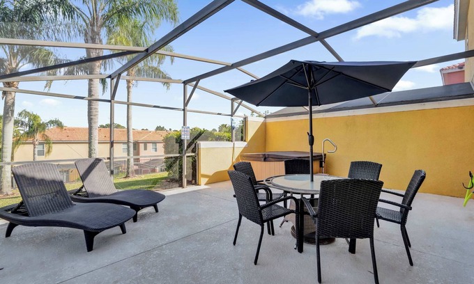 Sunset Lakes House | Upstay: Spacious 3BR Home w Resort Pool & Hot Tub