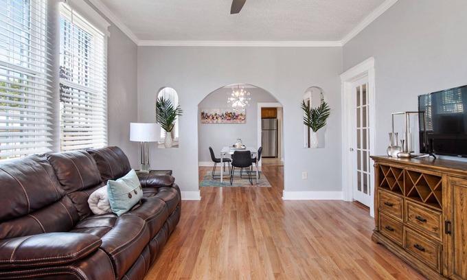 Broadmoor Apartment | Uptown Broadmoor Sanctuary