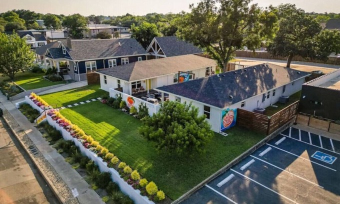 Austin Ave. House | Uptown Peach ~ Boutique Hotel near Magnolia + BU