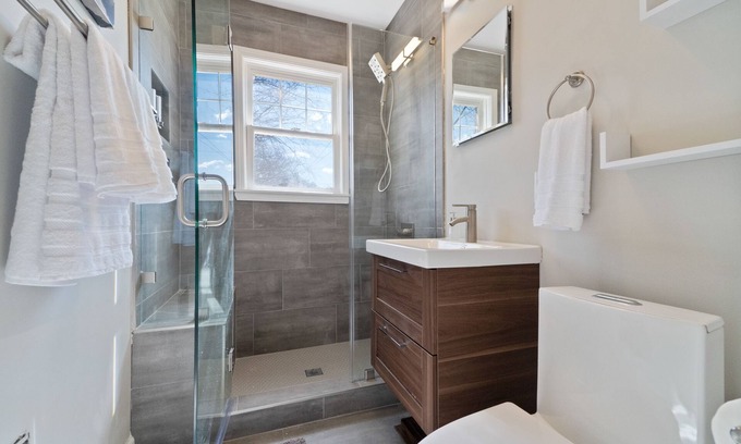 Wesley Heights House | Uptown travellers favorite/Free airport pick-up/Car available/Pets welcome