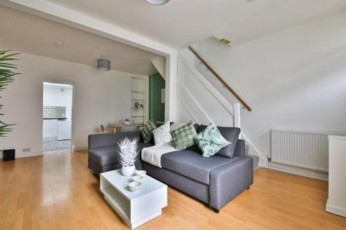 Splott Apartment | Urban 2-bed House - 6 mins away from City Centre!