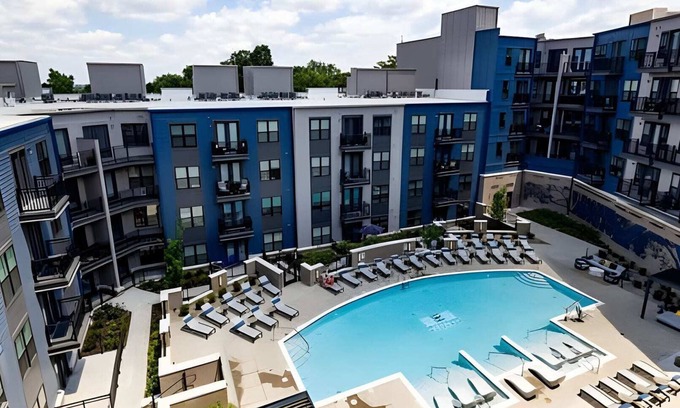 East Walnut HIlls Apartment | Urban apartment with pool and parking