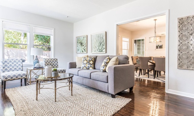 West Meadowbrook House | Urban Bungalow - 10 Min. to Downton!