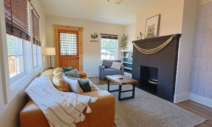 Knoxville House | Urban Cabin-Themed Duplex ⫸ Walk to Happy Holler