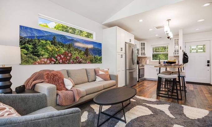 Hendersonville House | Urban Charmer Near Waterfalls & Wineries w/Fenced Yard- 6 min to Hendersonville