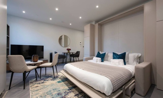 Reading City Centre Apartment | Urban Delight: Central Reading Studio