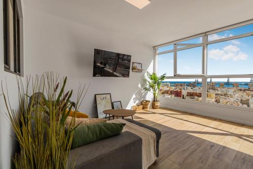 Las Palmas de Gran Canaria Apartment | Urban Elegance View Suite Pool
