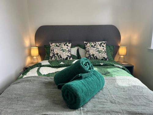 Southampton Apartment | Urban Escape Entire Apartment Near Uni and Hospital
