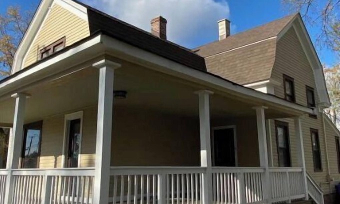 Des Plaines House | Urban Farmhouse near O’Hare Airport