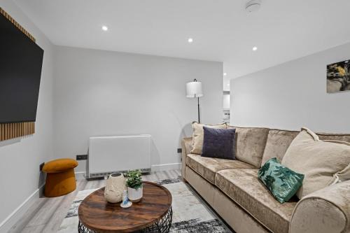 Swindon Apartment | Urban Haven - 2 min from Station - Free Parking - Courtyard