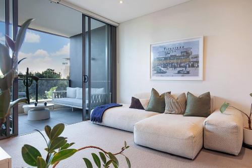 Newstead Apartment | 'Urban Lushscape' Riverside Retreat in Newstead