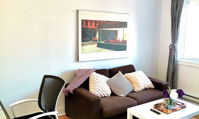 Francois-Perrault Apartment | Urban Oasis: 2 Min Walk to Metro & Private Balcony!