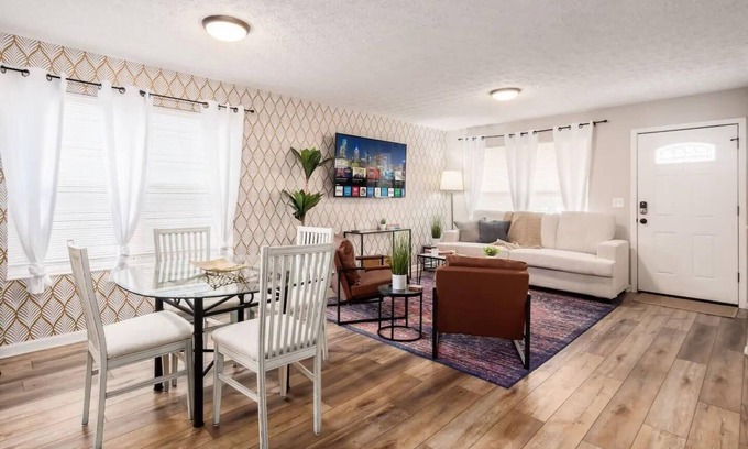 West Columbus House | Urban Oasis w/Hot Tub Near Downtown & Arena Dist.