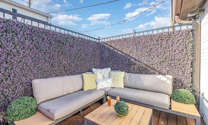 Nashville Cottage | Urban Pearl-2 Bedroom & Private Patio-in Midtown
