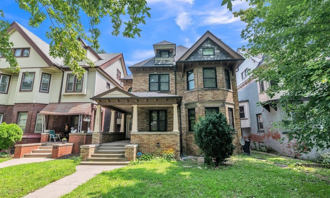 Detroit Apartment | Urban Retreat In Islandview 2 Bedroom Apts by Redawning