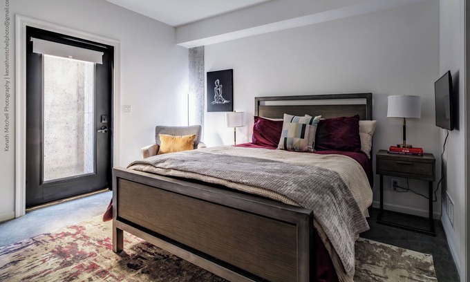 Columbus Park Apartment | Urban Studio Retreat in Columbus Park – The Traveler!