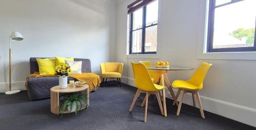 Chippendale Apartment | Urban sun in Broadway Sydney