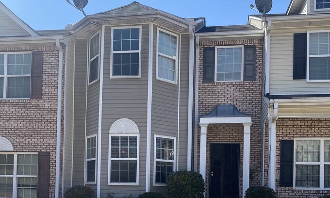 Union City House | Urban townhome 12 minutes to Atlanta airport 22 minutes to downtown/sixflags