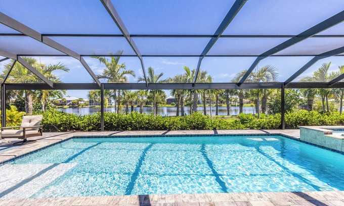 Murex Lakes House | Urlaub Haus, Beautifully Remodeled, Lake-Front Pool Home
