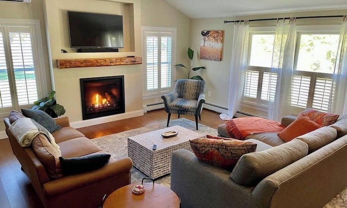 Waterbury House | Clean, perfect home a mile from historic Waterbury