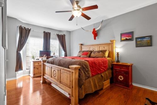 North University Apartment | UT Retro Getaway- 2 King Beds, Workspace, F1 & Football