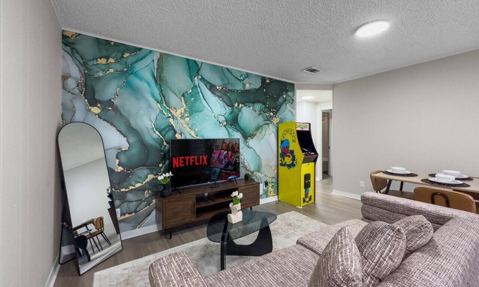 Pemberton Heights Apartment | UT Suite - Sleeps 5 Stay for F1, ACL, Football!