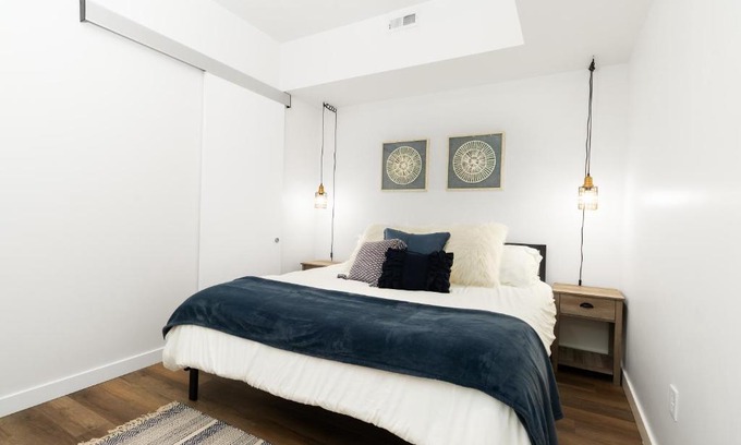 Capitol Hill Apartment | UTAH Maritime, FAST WIFI, Conventions, King Bed
