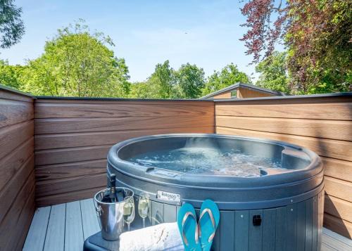 Bethesda Apartment | V28 - The Lookout with Hot Tub