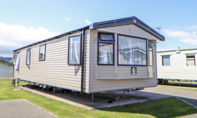 Towyn Cottage | V9 TY MAWR HOLIDAY PARK, pet friendly in Towyn