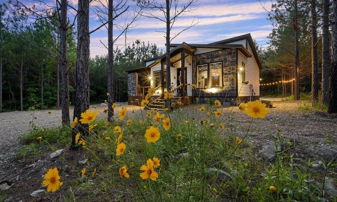 Pickens Cabin | Vacana At Ease, Romantic Honeymoon Cabin with Hot Tub