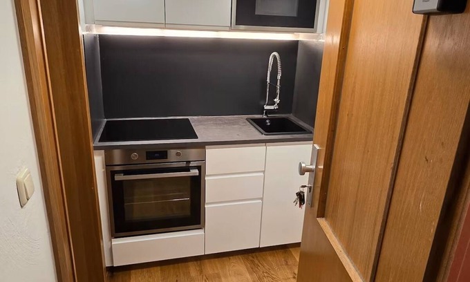 Konigssee Apartment | Vacation apartment for 1-2 people, open-plan living/sleeping area with kitchenette, bathroom with bathtub and shower