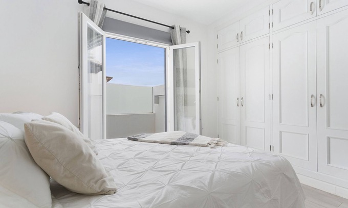 Triquivijate Apartment | Vacation Apartment 'Amanecer - Apartamento Con Terraza' with Private Terrace and Wi-Fi