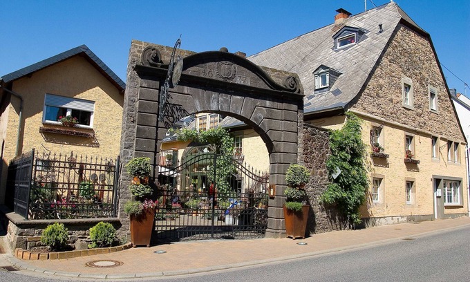 Nickenich Apartment | Vacation apartment /hiking /sightseeing