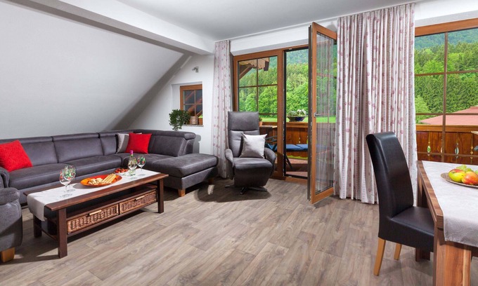 Piding Apartment | Vacation apartment Hochstaufen 92 sqm in the attic, 2 bedrooms, balcony