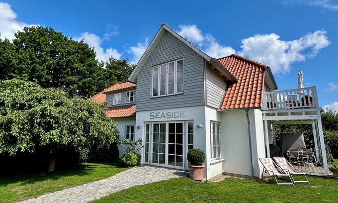 Rosenhagen Apartment | Vacation apartment " Seaflat " on the Baltic Sea, free WLAN, beach chair, fireplace - SEASIDE-