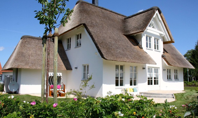 Rosenhagen Apartment | Vacation apartment "Strandrose" on the Baltic Sea, free WLAN, beach chair - SEASIDE -