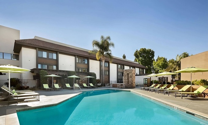 Milpitas Hotel | Vacation Day Is Always A Great Idea! w/Outdoor Pool, Near Pinewood Park!