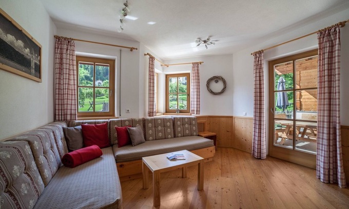 Montechiaro House | Vacation Home 'Ferienhaus Hof am Schloss' with Mountain View, Wi-Fi & Garden