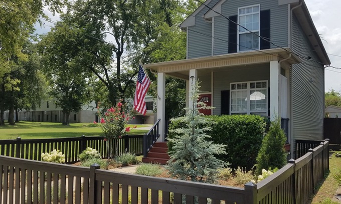 Buena Vista House | Vacation Home-5 Mins Downtown! 2 Bdrm 2.5 bath Hot Tub! Fireplace! Up to 4 Adult
