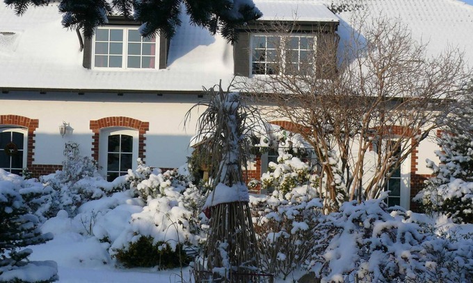 Polchow Apartment | Vacation home, 70sqm, max. 4 pers. - Lovingly managed guesthouse in Neddesitz on Rügen