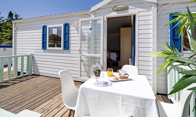 Medina-Sidonia House | Vacation Home "Bungalow La Villoria Deluxe 8" with Shared Pool, Private Terrace & Wi-Fi